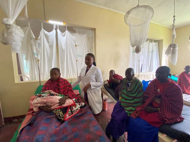 Mujer con niño en sala de maternidad Tanzania