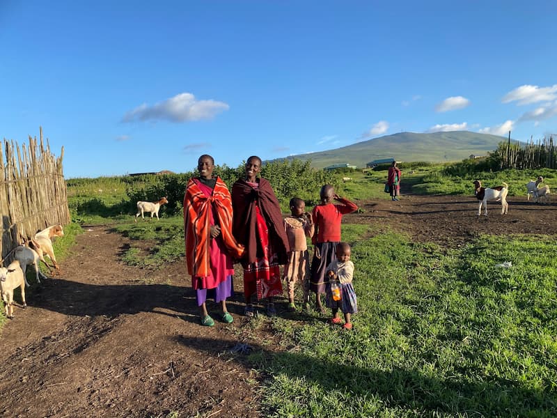Mujeres masáis con ganado y niños
