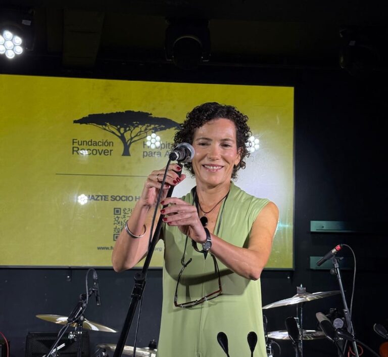 Marta con el micrófono