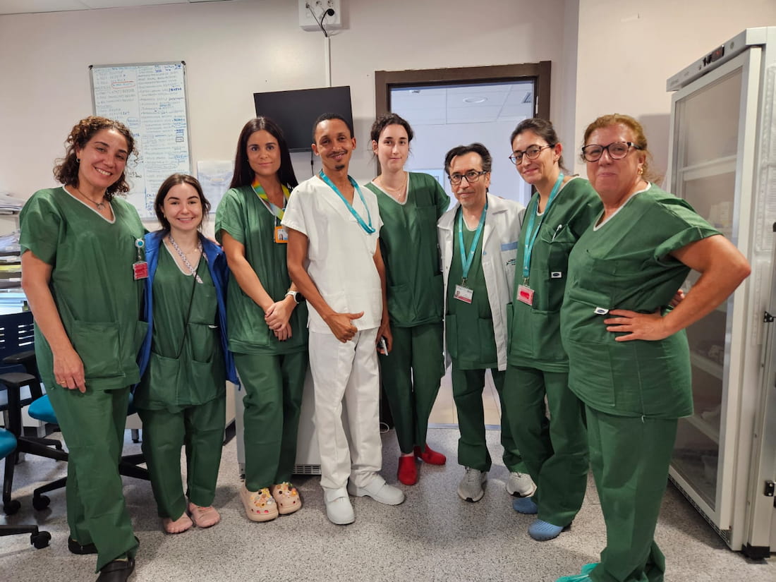 Raouf, enfermero diplomado de Estado camerunés y matrón, acaba de finalizar una rotación hospitalaria de un mes en la Fundación Jiménez Díaz (FJD), en Madrid, gracias a una beca de especialización de Fundación Recover. Raouf trabaja en el servicio de maternidad del Centro Medicalizado Católico de Kueka, situado en Foumban, en la región Oeste de Camerún. Durante su estancia en la Fundación Jiménez Díaz, ha realizado una rotación principalmente en los servicios de Ginecología y Obstetricia y Neonatología, donde ha podido ampliar sus conocimientos y conocer otras prácticas y formas de trabajo en el ámbito hospitalario. Esta experiencia formativa supone una oportunidad para seguir desarrollando sus competencias profesionales y aplicar los conocimientos adquiridos en su labor diaria en Camerún, especialmente en la atención a las mujeres y a los recién nacidos. Las becas de especialización de Fundación Recover facilitan que profesionales sanitarios de los centros con los que colabora la organización puedan ampliar su formación en hospitales españoles. De este modo, se contribuye al desarrollo de sus capacidades profesionales y a la mejora de la atención sanitaria en sus centros de origen. Fundación Recover agradece a la Fundación Jiménez Díaz su colaboración y la buena acogida a Raouf durante este periodo de formación